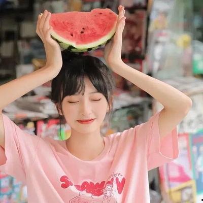 头戴浴帽的吃瓜女生,吃瓜女生成网络热议焦点